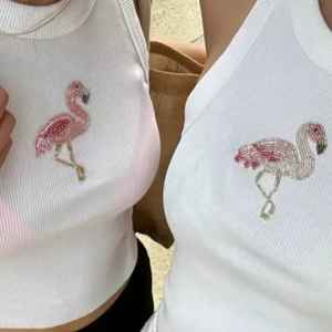 Top corto de algodón acanalado blanco con bordado de cuentas y parche de flamenco, manzana y langosta, sin mangas, para mujer, al mejor precio. - Product Image 1