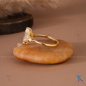 Anillos de compromiso de diamantes hexagonales cultivados en laboratorio al por mayor, oro amarillo macizo de 14 quilates, fabricante y proveedor de joyería nupcial fina personalizada - Product Image 6