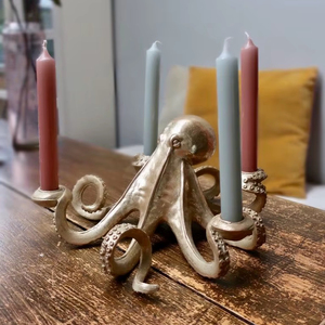 Porte-bougie en aluminium moderne en forme de pieuvre, alliant design artistique et thèmes de décoration intérieure contemporaine - Product Image 1