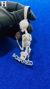 Collar de joyería hip hop personalizado con colgante de calavera con corazón de rubí y diseño de esqueleto con cicatriz sosteniendo un corazón, para hombre - Product Image 3