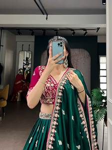 ชุดเลเฮนกาโชลีผ้าไหมดีไซน์เนอร์สุดพิเศษสำหรับผู้หญิง พร้อมลายปักดอกไม้และงานปักที่ด้านล่างอย่างประณีต สไตล์อินเดีย-ปากีสถาน - Product Image 5