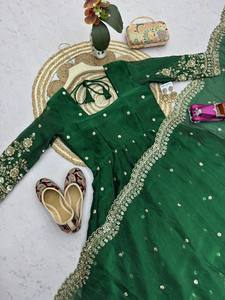 Ensemble Anarkali brodé vert avec dupatta, tenue traditionnelle indienne et pakistanaise pour femme, coupe ample, longueur au sol, en soie, idéal pour les mariages - Product Image 6