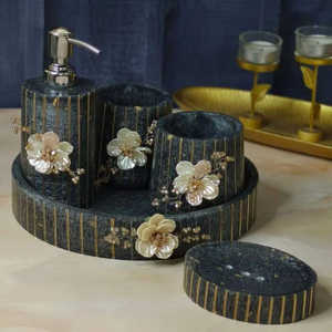 Elegante Juego de Accesorios de Baño de Cuatro Piezas en Poliresina Blanca, Fácil de Limpiar, para Exportación - Product Image 2