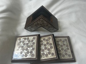 Ensemble de sous-verres égyptiens incrustés de nacre, 5 pièces, en bois de hêtre fait main, design unique, motif floral carré - Product Image 6