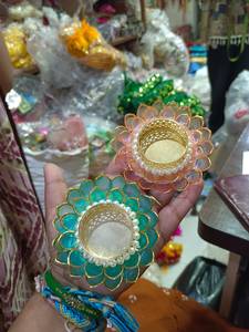 ชุดเครื่องประดับตกแต่งรูปดอกบัวบาน ประกอบด้วยจานใส่เทียน จี้ประดับมุก สร้อยคอประดับมุก ถ้วยทองเหลืองแกะสลัก แก้วใส่เทียน และโคมไฟ - Product Image 2