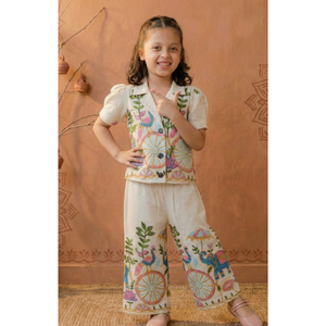Conjunto coordinado de media manga para niños con bordado étnico en algodón khadi, cuello con cuelloleta y detalles florales en dori, y lazo a juego para ocasiones festivas. - Product Image 4
