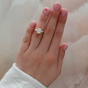 Bague de fiançailles en diamant 3 carats, or massif 14k 18k, taille coussin, baguette cultivée en laboratoire, trois pierres latérales serties à griffes, pour demande en mariage et mariage, avec bande de 1,8 mm - Product Image 2