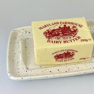 Recipiente para Mantequilla con Acabado Esmaltado y Tapa Deslizante, Bandeja Profunda para Servir, Elegante Plato para Conservar Mantequilla en la Cocina - Product Image 5