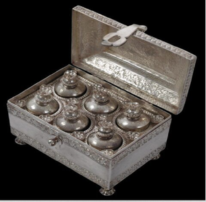 Ensemble de boîtes à épices en argent raffiné, comprenant six récipients à couvercles internes, disponible à prix de gros. - Product Image 1