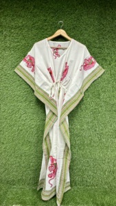 Robe longue kaftan imprimé tigre pour femme, robe maxi bohème, confortable et ample, parfaite pour la plage et les vacances. - Product Image 2