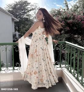 Traje Anarkali de Fiesta para Mujer, en Faux Georgette con Lentejuelas y Patrón de Hojas, sin Mangas, Largo, con Corte Acampanado - Product Image 6
