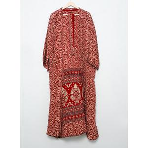 Robe élégante en soie pure indienne vintage pour femmes, manches trois-quarts, col en V, fermeture à cordon, imprimé floral - Product Image 4