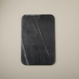 Tabla de cortar de mármol negro para el corte diario de alimentos con base antideslizante estable y de gran peso. - Product Image 3