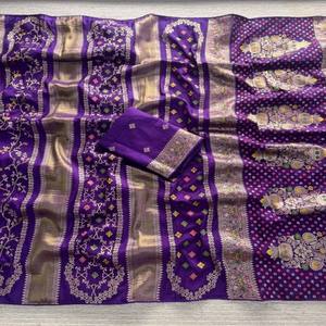 Sari VASTRA COTTAGE en viscose Georgette Pure Chinya avec tissage Jari doré, pallu floral riche et blouse contrastante teinte à la main - Product Image 2