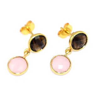 Pendientes colgantes de latón chapado en oro de 18 quilates con diseño llamativo, calcedonia rosa de corte verificado, cuarzo ahumado, cuarzo hidro y formas elegantes - Product Image 2