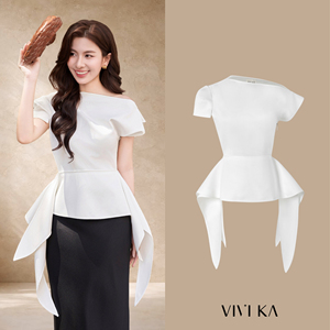 เสื้อผู้หญิงแบบไหล่เดียว แต่งระบายไม่สมมาตร สีขาวล้วน แขนสั้นทรงแคป ดีไซน์หรูหรา สวมใส่สบาย เหมาะสำหรับใส่ทำงานหรือลำลอง ทรงเปปลัม ผ้าโพลีเอสเตอร์ทอ ยี่ห้อ LUMI - Product Image 1