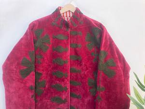 Chaqueta de terciopelo Suzani de estilo bohemio para el invierno, diseñada para ocasiones festivas – Abrigo con bordado de hilo grueso. - Product Image 4