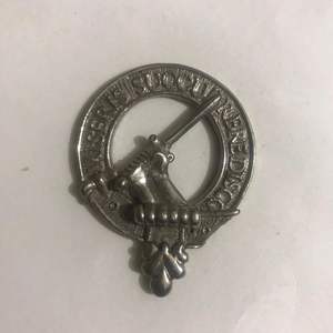 Este es un emblema del clan Buchanan, típicamente hecho de estaño. - Product Image 2