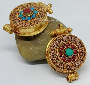 Pendentifs Ghau ethniques bouddhistes tibétains en argent plaqué turquoise Asthamangal, faits à la main au Népal, pour occasions festives, attrayants - Product Image 2