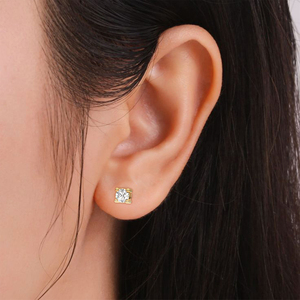 Boucles d'oreilles clous halo en or avec diamants taille ronde sertis à griffes pour femme - Product Image 4