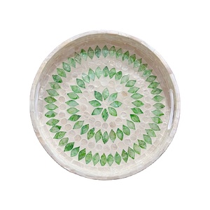Bandeja de servir hecha a mano con incrustaciones de nácar verde y marfil. - Product Image 3