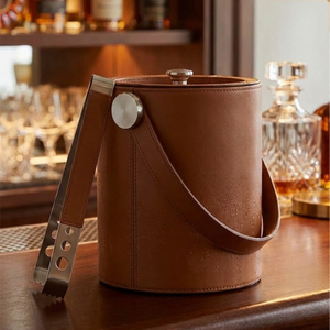 Seau à glace sophistiqué en métal recouvert de cuir marron, avec poignée de transport arquée, couvercle intégré et pinces décoratives, idéal pour les fêtes - Product Image 5
