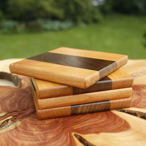 Posavasos de madera con patrón de grano natural para accesorios elegantes de bar en el hogar y para la preparación de cócteles. - Product Image 1
