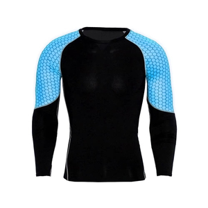 Maillot de compression pour entraînement sportif, tissu respirant, vêtement de performance conçu pour les entraînements de combat. - Product Image 4
