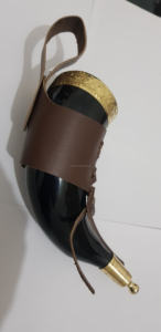 Cornes à boire médiévales de style Viking, faites à la main, en matériau organique poli, toucher réel, taille personnalisable, en vente. - Product Image 2