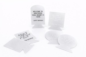 Plaque de message moderne en acrylique sur pied avec citation amusante « Bienvenue dans l'âge adulte » pour une présentation élégante sur le bureau - Product Image 2