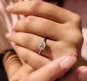 แหวนเพชรทรงลูกแพร์ 1 กะรัต เพาะเลี้ยงในห้องปฏิบัติการ สำหรับผู้หญิง แหวนหมั้นคลาสสิก ทองคำแท้ 14k 18k สี E/F ปราศจากนิกเกิลและสารตะกั่ว ขายส่ง - Product Image 1