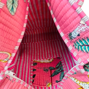 กระเป๋าโท้ทลายสัตว์สีชมพูสวยงามสดใส กระเป๋าโท้ทสำหรับเดินทางขนาดใหญ่ กระเป๋าโท้ทผ้าฝ้ายพิมพ์ลายบล็อกซิปสำหรับฤดูร้อน - Product Image 4