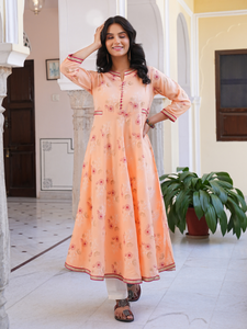 Vente en gros – Nouvelle collection : Kurta Anarkali en rayonne à séchage rapide, imprimé floral, couleur pêche, coupe évasée, style ethnique traditionnel, idéal pour les fêtes et occasions décontractées. - Product Image 3