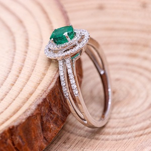 Anillo de Oro Blanco Sólido de 18K con Esmeralda Ovalada Natural y Doble Halo, Joyería Fina, Memoria Jewels, Venta al Por Mayor - Product Image 5