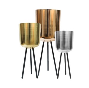 Ensemble de trois pots et jardinières en émail coloré, en métal massif, nouveau style tendance, jardinière faite à la main avec support, accessoires de jardin - Product Image 1