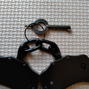 Al por mayor OEM: Esposas de metal negro de alta resistencia con llaves, doble bloqueo de seguridad, para cosplay y accesorios de escenario. Proveedor a granel. - Product Image 2