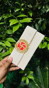 Exquisito sobre festivo de yute hecho a mano con un radiante motivo de esvástica dorada e intrincados adornos Kundan. - Product Image 2