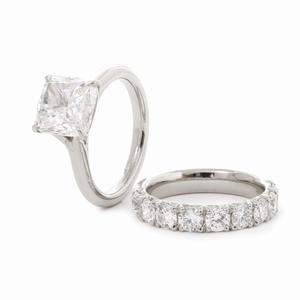 Bague de fiançailles solitaire personnalisée en or jaune 14 carats avec diamant de laboratoire taille coussin de 3,5 carats, sertissage 4 griffes, certifiée IGI - Product Image 6