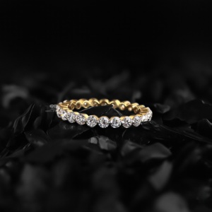 Anillo de Eternidad con Diamantes Cultivados en Laboratorio, Oro Amarillo de 14K, Anillo de Boda con Diamantes Redondos, Apilable, Joyería Nupcial Hecha a Mano - Product Image 1