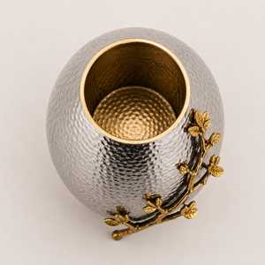 Vase en métal fait main avec motif de branche en feuille d'or, décoration de table contemporaine, vase à fleurs en métal de luxe, vase en argent martelé - Product Image 2