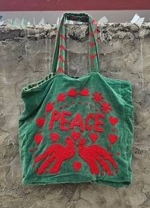 กระเป๋าโท้ทกำมะหยี่สีเขียวสั่งทำขายส่ง พร้อมลายปักตัวอักษร PEACE สีแดง รูปหัวนกพิราบ หัวใจ และลายดอกไม้สุดเก๋ - Product Image 3