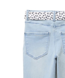 Conjunto de Jeans Ajustados para Niñas con Cinturón y Bufanda, Denim Triple Stone Washed, Estilo Moderno y Ajustado, para Niñas de 4 a 14 Años de BD - Product Image 4