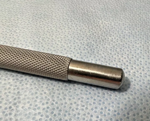Retractor Orbital Sewall Premium de Bausch & Lomb, Mango Largo, Hoja de Acero Inoxidable, Instrumento Quirúrgico Manual Oftálmico y ORL - Product Image 3