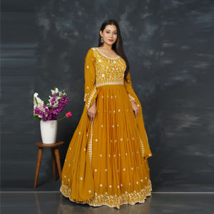 Elegante Vestido Bordado en Chiffon con Corte Fluido, Detalle Intrincado en el Escote y Drapeado Coordinado - Product Image 6