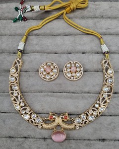 Conjunto de Joyería Tradicional Chapado en Oro con Diamantes Americanos: Collar Choker, Collar de Pavón Doble Hasli y Pendientes Redondos de Piedra Rosa Bebé para Mujer - Product Image 4