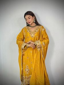Conjunto de Salwar Kameez de Seda Amarillo Mostaza de Lujo con Bordado Zari Dorado, Kurta Recta y Gharara Acampanada, Estilo Indio Pakistaní Bollywood - Product Image 3