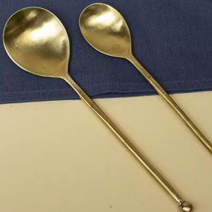 Cuillère à dessert populaire en laiton, longue, à motif tropical, dorée et gaufrée, pour la maison et les hôtels, par Universal Overseas - Product Image 1