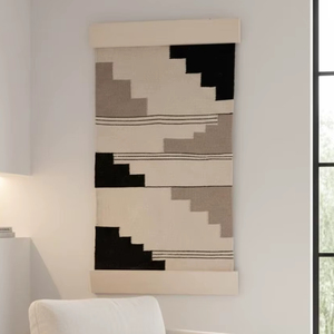 Tapiz de macramé hecho a mano estilo antiguo en blanco y negro, ideal para dormitorio, sala de estar y decoración interior clásica. - Product Image 1