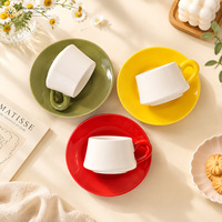 Ensemble tasse et soucoupe en céramique personnalisées avec logo, poignée colorée, idéal pour cafés et restaurants (OEM)