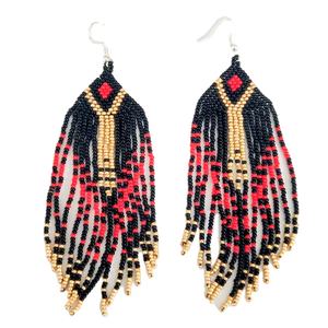 Pendientes de borlas con cuentas y puntas doradas de calidad premium y lujo, hechos a mano y bordados a mano, para mujer, de proveedor indio. - Product Image 1